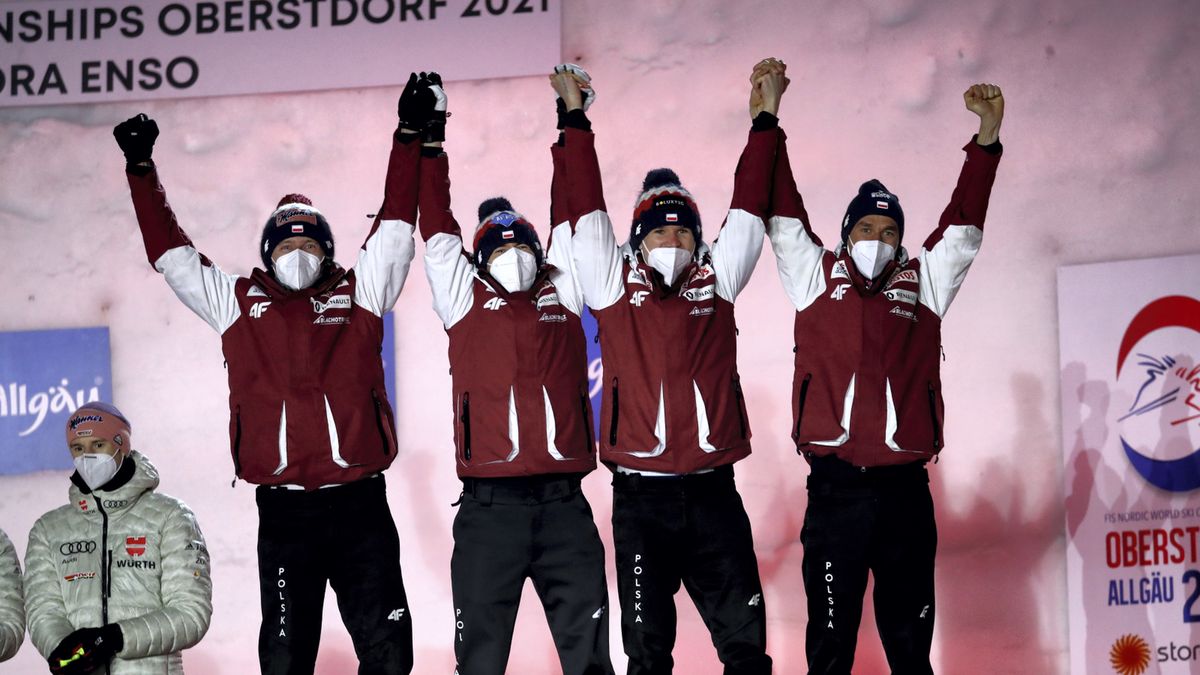 PAP / Grzegorz Momot / Na zdjęciu: reprezentanci Polski - od lewej: Dawid Kubacki, Kamil Stoch, Andrzej Stękała i Piotr Żyła na podium, po zdobyciu brązowego medalu w drużynowym konkursie
