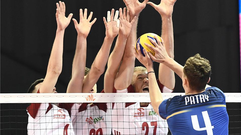 Zdjęcie okładkowe artykułu: Materiały prasowe / volleyball.world / Siatkarze reprezentacji Polski blokują atak Francuza Patry'ego