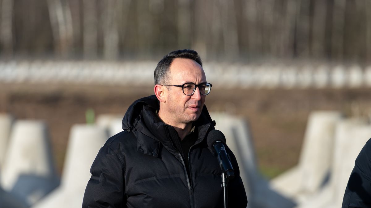 DABROWKA, POLAND - 2024/11/30: Dariusz Klimczak, Minister infrastruktury speaks during a press conference. Polish Prime Minister Donald Tusk visited the first completed section of the "East Shield" (Polish Tarcza Wschod), a landmark national defense initiative launched to strengthen Poland's eastern borders with Belarus and the Russian exclave of Kaliningrad. This program marks one of the largest investments in national security and border defense in Poland's post-war history. During the visit, Tusk emphasized the project's critical role in reinforcing NATO's eastern flank, describing it as a vital component of Poland's efforts to enhance regional stability and collective defense capabilities. The Eastern Shield reflects Poland's strategic commitment to addressing mounting geopolitical tensions and safeguarding NATO's eastern borders. (Photo by Marek Antoni Iwanczuk/SOPA Images/LightRocket via Getty Images)
