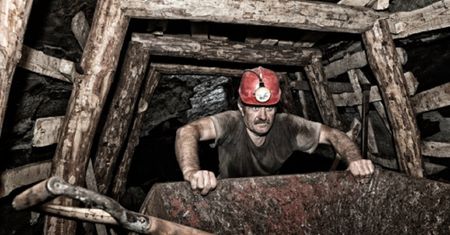 Ile zarabia górnik? Ma 13. i 14. pensję oraz liczne dodatki
