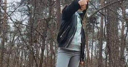 Skandal w Brodnicy. Dziecko skakało po grobach poległych żołnierzy