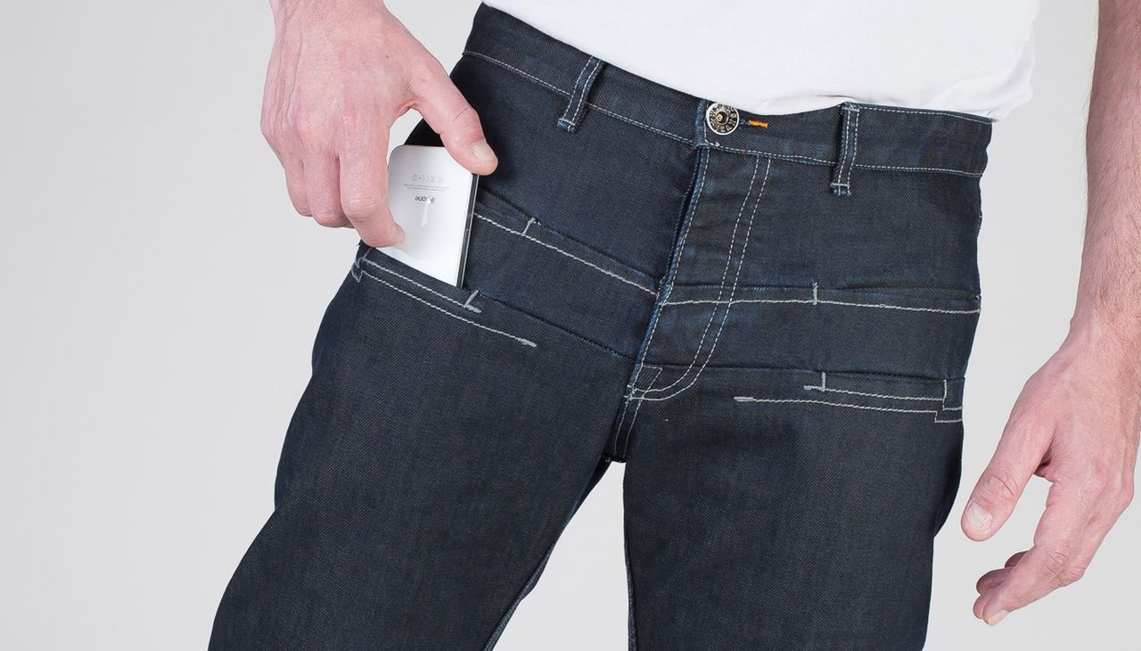 Spodnie V3 firmy WTFJeans mają specjalną kieszeń na telefon