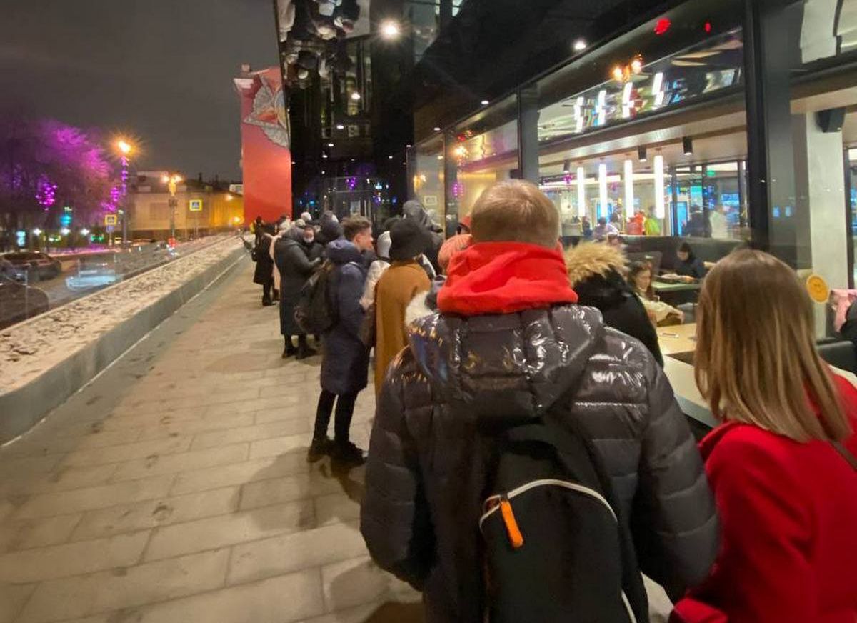 Kolejka do McDonald'sa przy moskiewskim placu Puszkina 