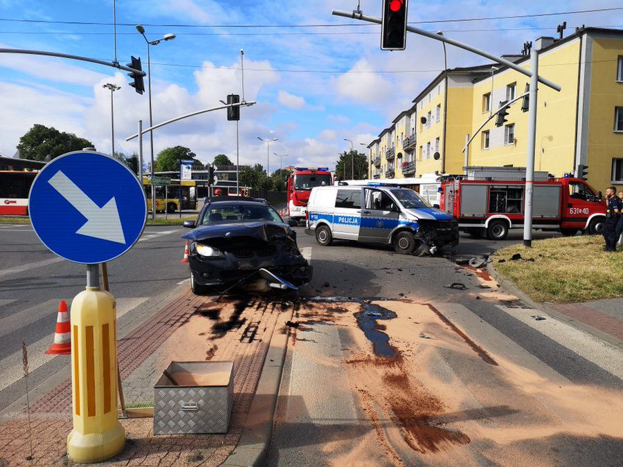 Wypadek w Tarnowskich Górach. Kierowca BMW wjechał w radiowóz. Policjanci zostali ranni. Fot: PSP w Tarnowskich Górach. Fot. asp. Patryk Stąpór/