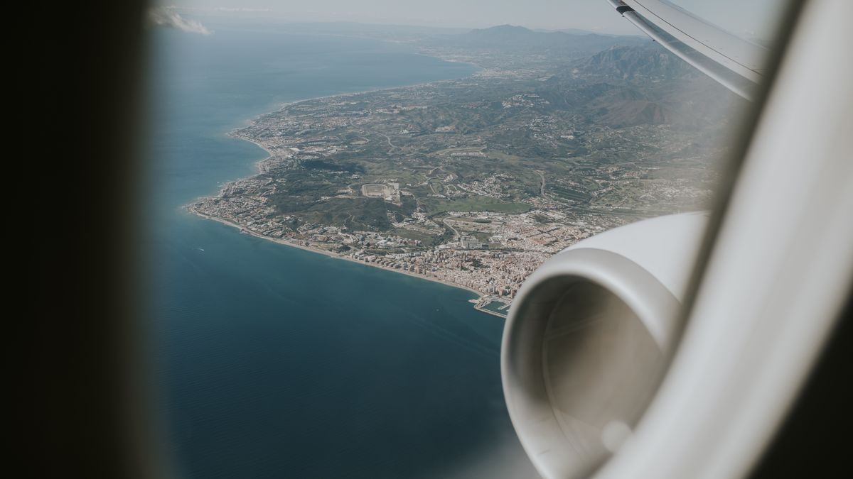 Po pęknięciu szyby w samolocie ciśnienie zaczyna spadać 