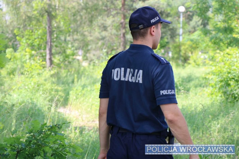 Wrocław. Groził policjantom łopatą, przechodniom szpadą. Agresywny mężczyzna zatrzymany na cmentarzu