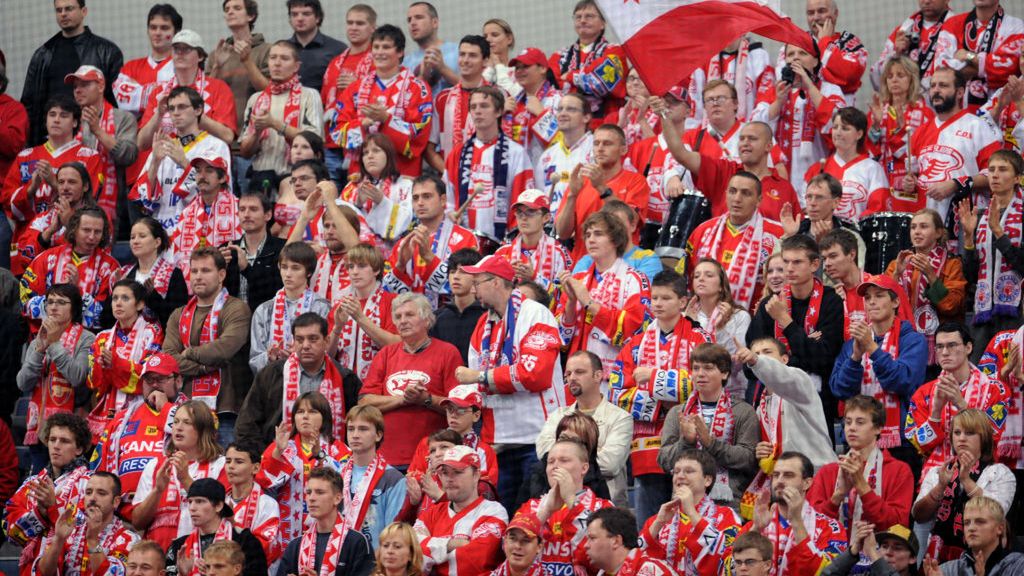 Zdjęcie okładkowe artykułu: Getty Images /  Jiri Kolis/Bongarts / Na zdjęciu: kibice Slavii Praga