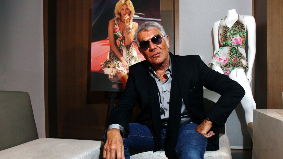 (FILE) - Italian designer Roberto Cavalli poses for a photo, in Sydney, Australia, 30 October 2012 (re-issued 12 April 2024). Italian fashion designer Roberto Cavalli died at his home in Florence at the age of 83, his familiy announced. EPA/APRIL FONTI AUSTRALIA AND NEW ZEALAND OUT AUSTRALIA AND NEW ZEALAND OUT *** Local Caption *** 50576929 Dostawca: PAP/EPA.