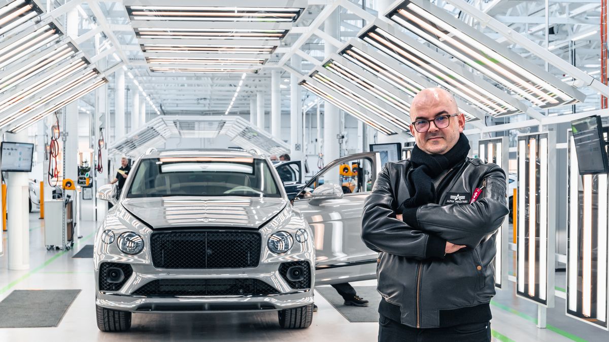 Autor na linii produkcyjnej modelu Bentayga w zakładach Bentley w Crewe