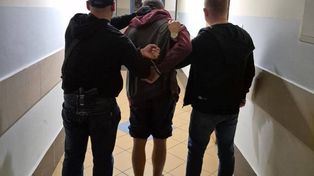 Warszawa: Pobił przechodnia na przystanku i go okradł. Poszkodowany trafił do szpitala, a sprawca do aresztu
