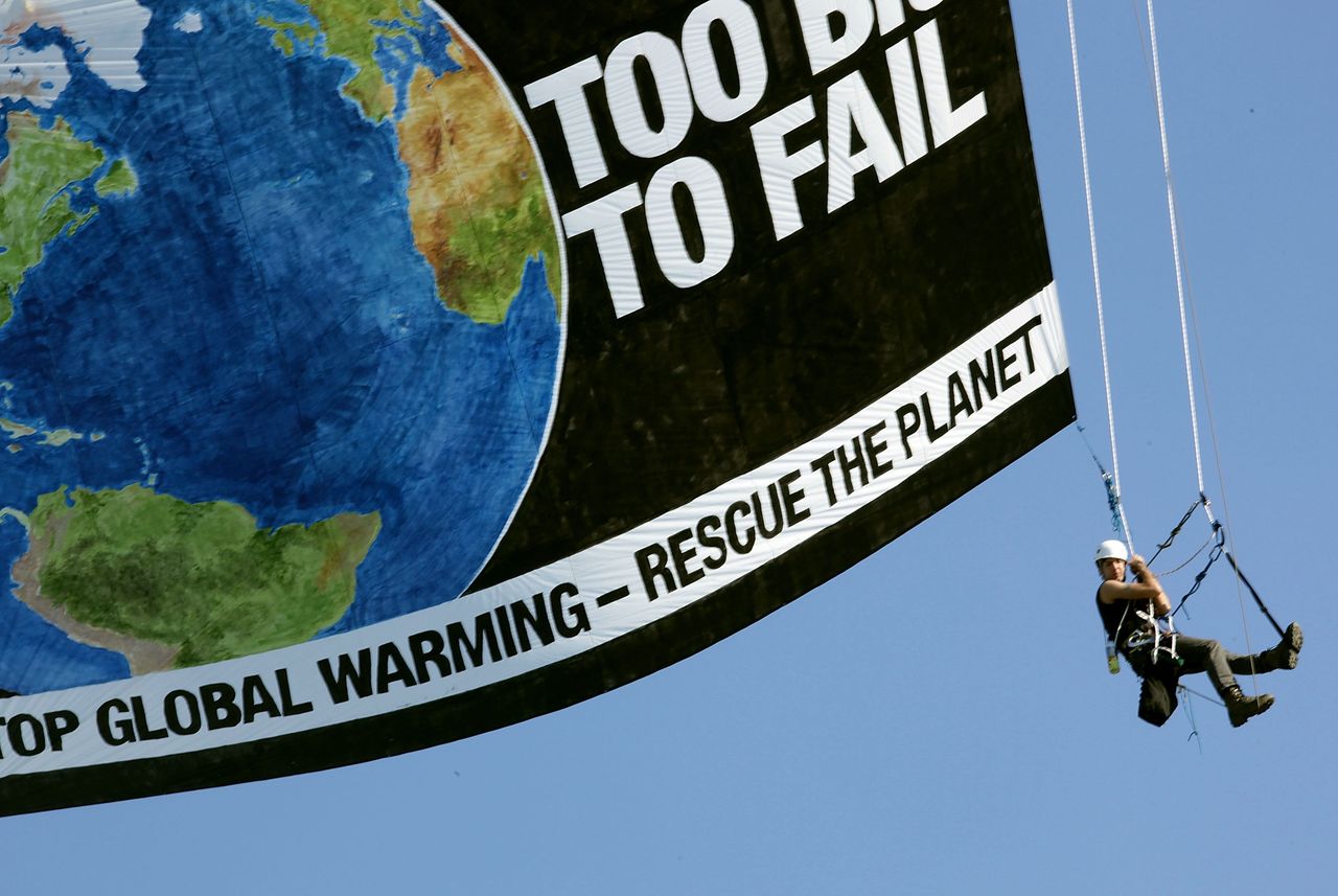 Aktywistka Greenpeace'u z banerem na temat globalnego ocieplenia. 27 kwietnia 2009 r., Waszyngton