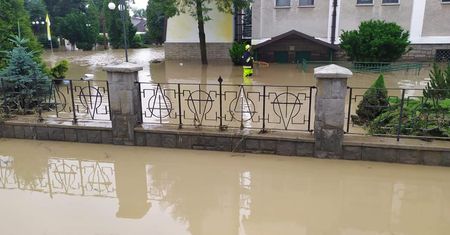 Łapanów, Małopolska. Przerwany wał przeciwpowodziowy, ewakuacja mieszkańców