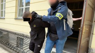 Kobyłka: Policyjny nalot na dziuplę samochodową. Rozłożone na części auta trafiały do Gruzji