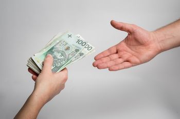 Masz ponad 50 lat? Państwo da Ci nawet 2333 zł miesięcznie