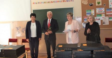 Rozdawali uczniom laptopy. On też przyszedł. "Bezczelne"