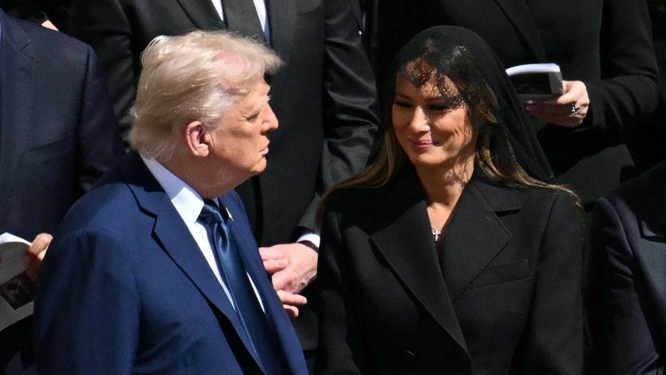 Pogrzeb papie?a Franciszka
US President Donald Trump (L) and First Lady Melania Trump stand alongside leaders as they attend the late Pope Francis' funeral ceremony at St Peter's Square at the Vatican on April 26, 2025. (Photo by Mandel NGAN / AFP)
MANDEL NGAN