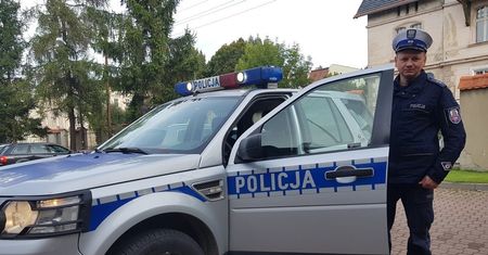Policjanci uratowali mężczyznę z płonącego budynku