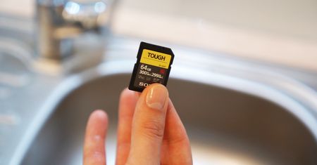 Jak twarda jest karta Sony Tough? Sprawdziliśmy to w praktyce [WIDEO]