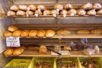 Bochenek chleba za 60 groszy, masło za 1,5 zł. Tak zmieniły się ceny od denominacji
