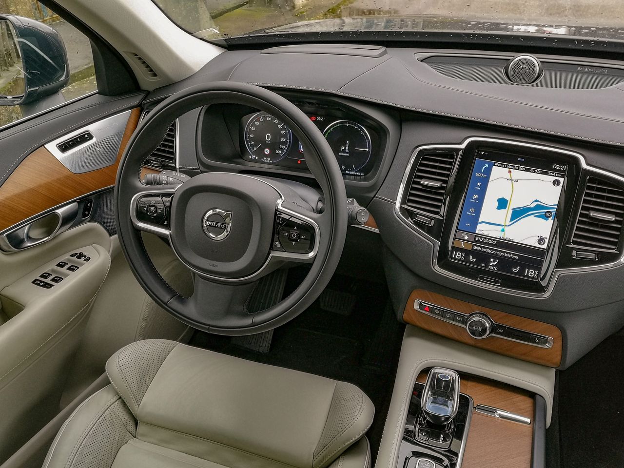 Wnętrze Volvo XC90 jest stonowane, eleganckie i nie emanuje gadżetami