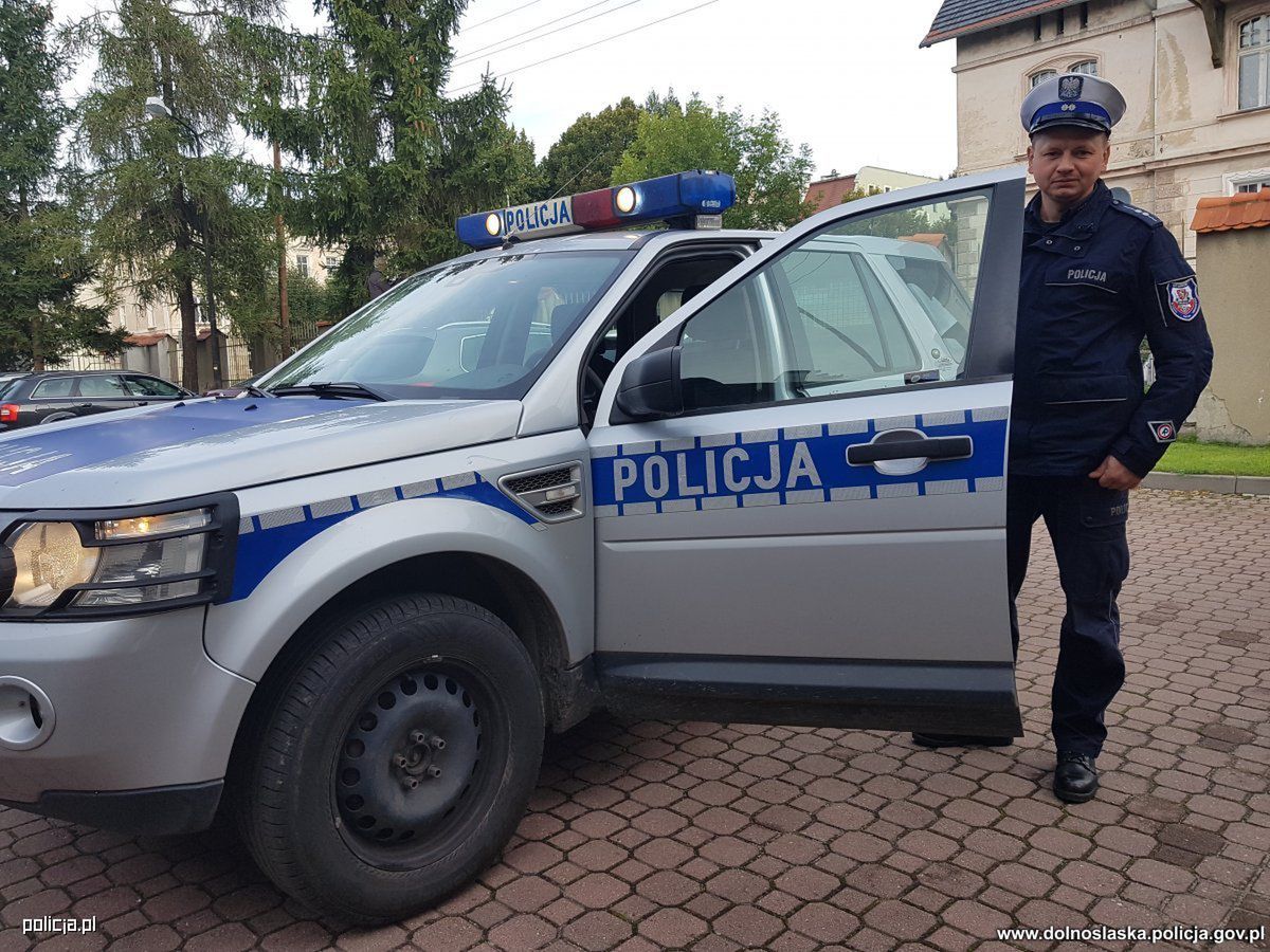 Policjanci uratowali mężczyznę z płonącego budynku