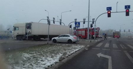 Wypadek na ul. Mełgiewskiej. Bus pasażerski wjechał w bok naczepy tira. Są ranni