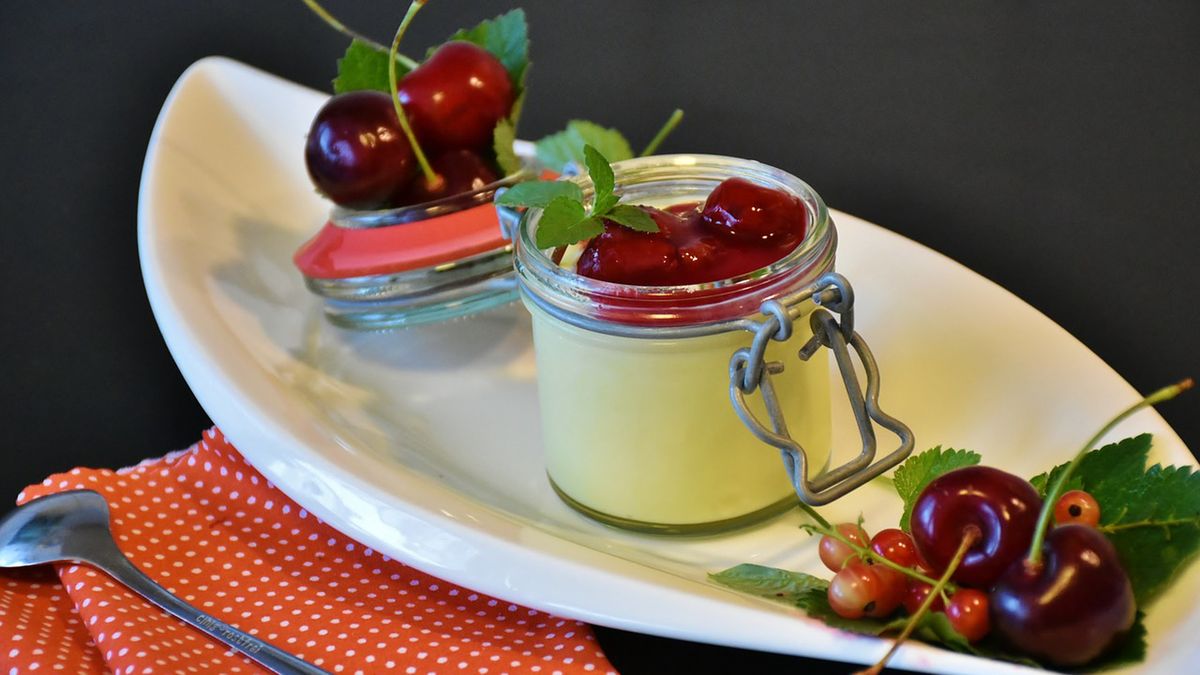 Budyń z kremem kokosowym instant przygotowany z mlekiem o zawartości tłuszczu 2%