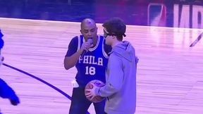 Wybuch radości po niecelnym rzucie. Żart z uczestnika konkursu na meczu NBA w Londynie