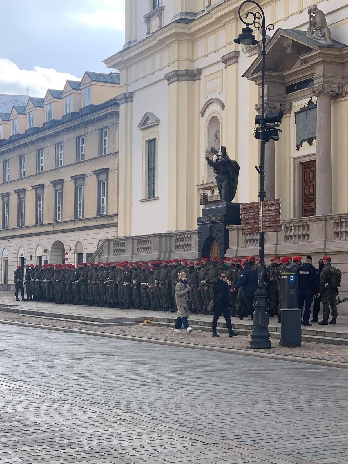 Protesty w Warszawie. Na ulicach gromadzi się żandarmeria wojskowa