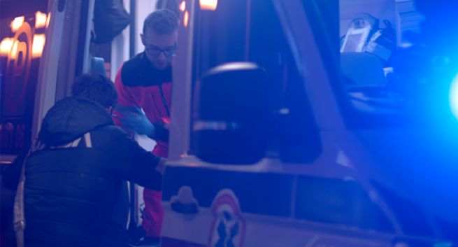 Onet zwraca uwagę na pracę ratowników medycznych w wideo "Cena ludzkiego życia"