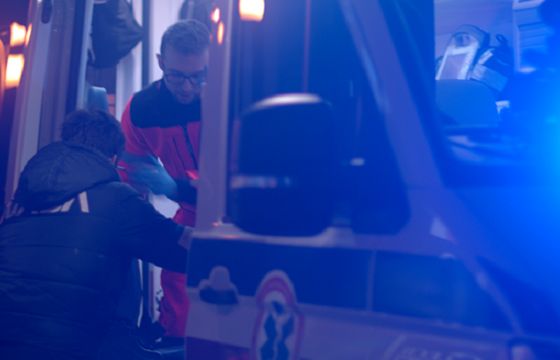 Onet zwraca uwagę na pracę ratowników medycznych w wideo "Cena ludzkiego życia"