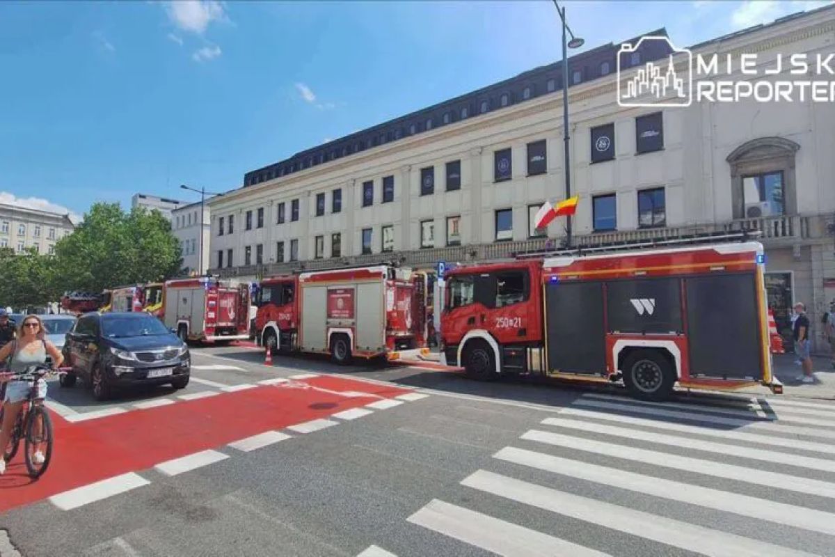 Pożar w lokalu gastronomicznym w centrum Warszawy. Paliła się prasa do opakowań