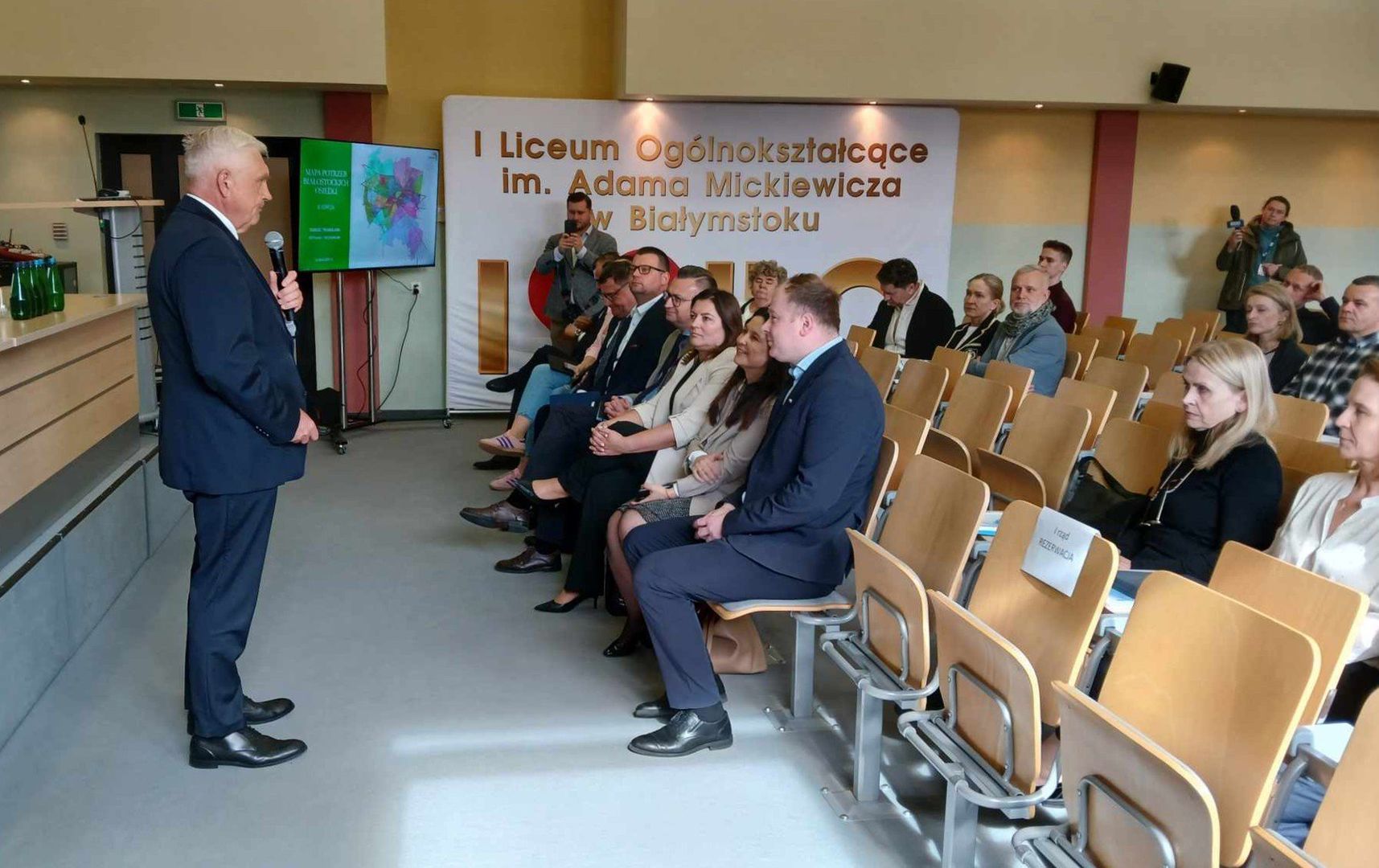 Spotkanie mieszkańców z prezydentem, urzędnikami i radnymi w I LO