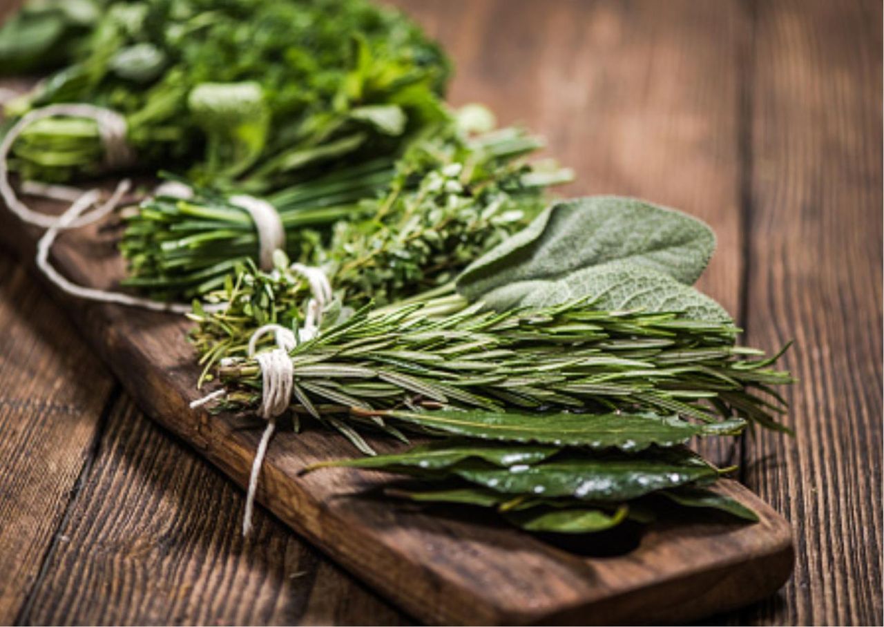 Przyspieszają metabolizm. Lecznicze zioła, które pomogą spalać tłuszcz trzewny