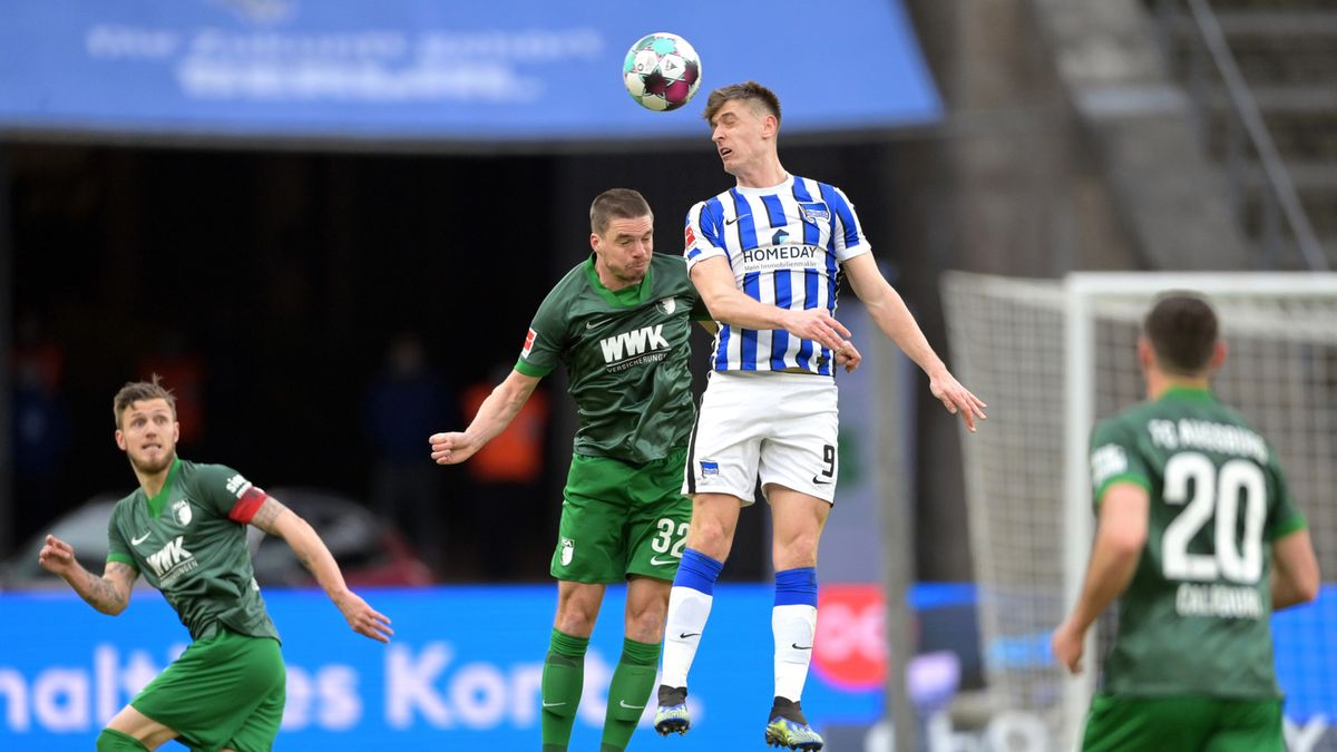 PAP/EPA / Soeren Stache / Na zdjęciu: Krzysztof Piątek (z prawej) walczy o piłkę