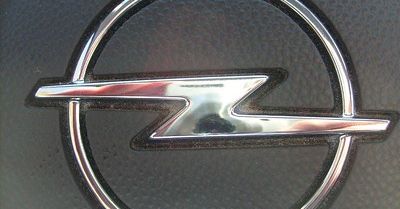 Wandal zniszczył samochód
