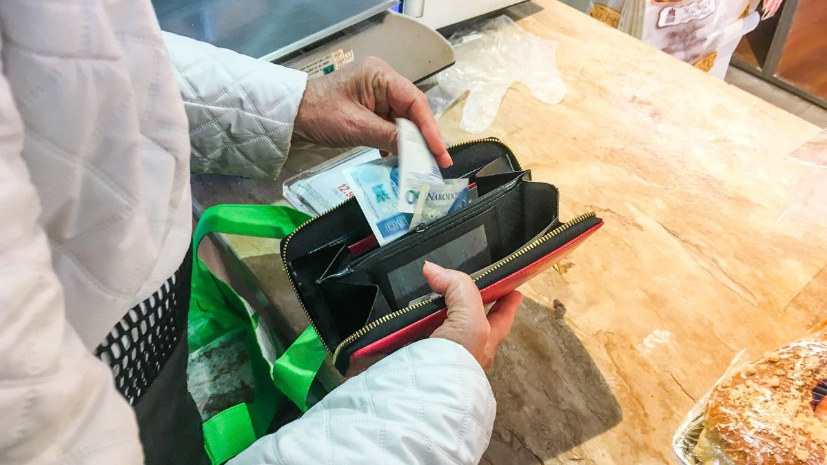 reporter9_baza15.09.2019 Swinoujscie. Starsza pani przy kasie w sklepie spozywczym ZABKA. Fot. Piotr Kamionka/REPORTERPiotr Kamionka/REPORTER