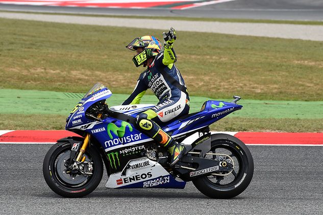 Valentino Rossi z powrotem czerpie radość ze startów.