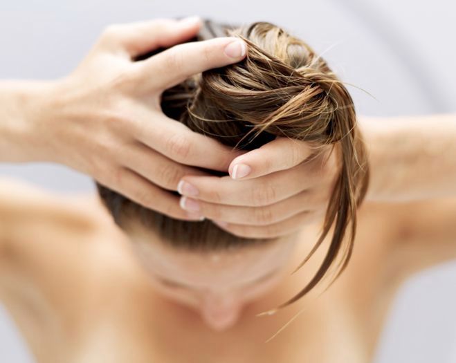 Zdrowa skóra głowy to zdrowe włosy. Jak o nią dbać?