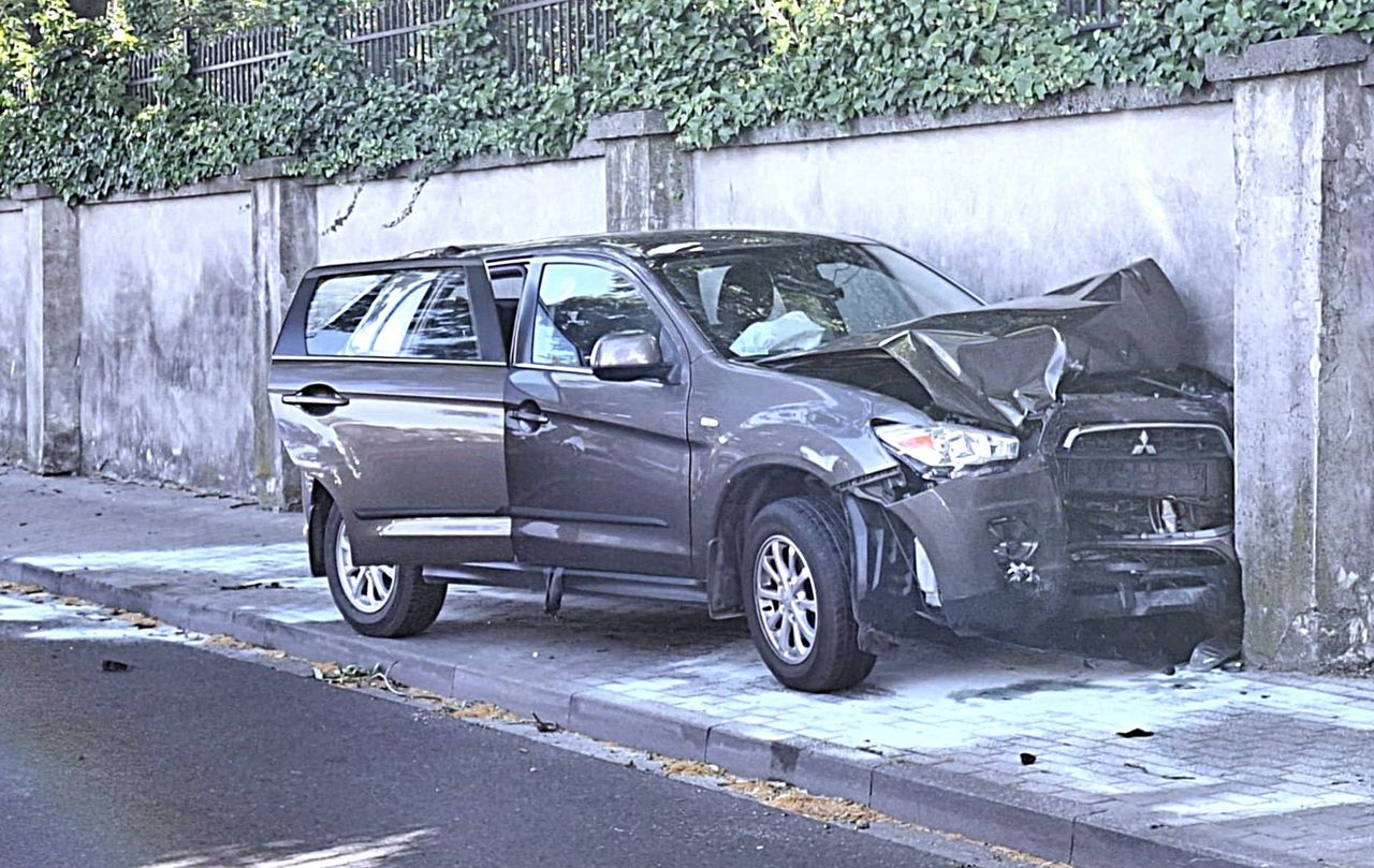 Wypadek w Oświęcimiu na ulicy Wysokie Brzegi. Samochód wbił się w mur cmentarza żydowskiego