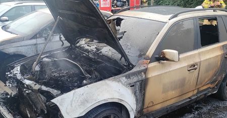 Pożar BMW na parkingu w Lublinie. Pojazd spłonął doszczętnie, ogień uszkodził trzy pobliskie samochody [ZDJĘCIA]