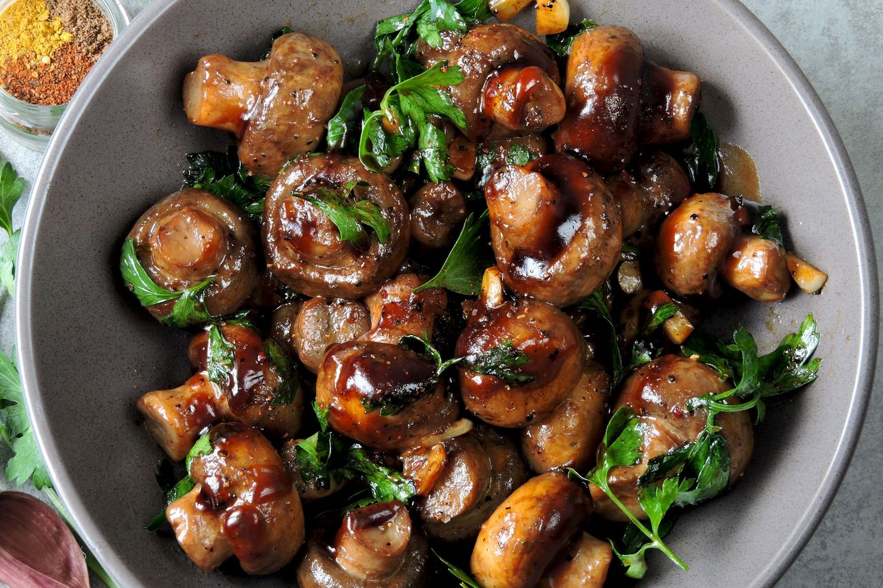Pikantne pieczarki w słodkiej glazurze. Nie będziesz chciał słyszeć o sałatkach do grillowanych mięs