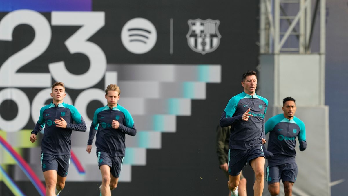 PAP/EPA / Alejandro Garcia / Robert Lewandowski przed meczem FC Barcelona - FC Porto