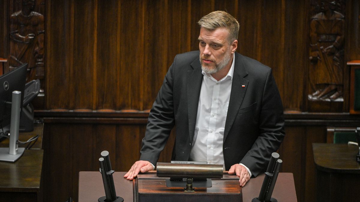 Adrian Zandberg
Warszawa, 21.05.2025. Pose� Partii Razem Adrian Zandberg na sali plenarnej Sejmu w Warszawie w drugim dniu posiedzenia izby, 21 bm. Pos�owie zaj�li si� m.in. poselskim projektem ustawy o Rzeczniku Rolnik�w. (amb) PAP/Marcin Obara
Marcin Obara
X kadencja, 10, 10., Dziesi�ta, kadencji, obrady, plenarna, polityk polityka, Polityka, posiedzenie, Posiedzenie Sejmu, pos�owie, sala, Sala plenarna posiedze� obrad, Sejm, Sejm RP