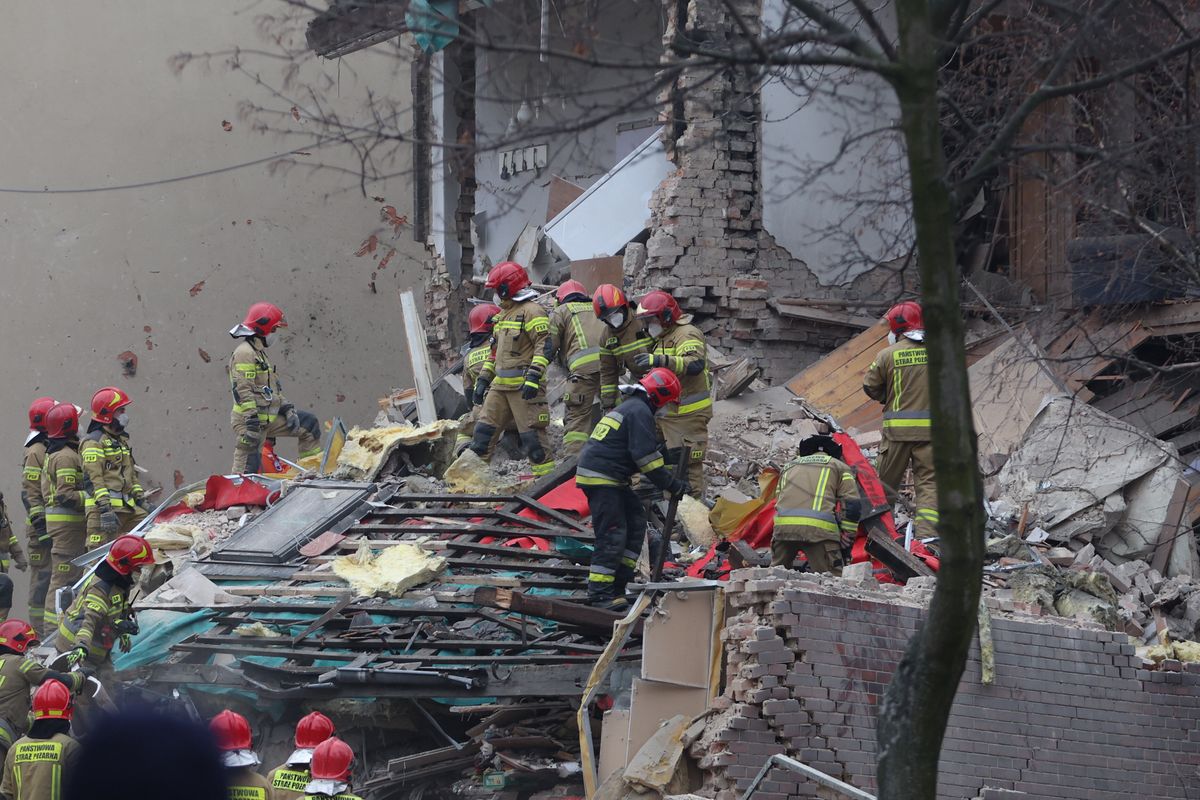 Akcja ratownicza w miejscu wybuchu gazu w trzypiętrowej kamienicy w Katowicach-Szopienicach
