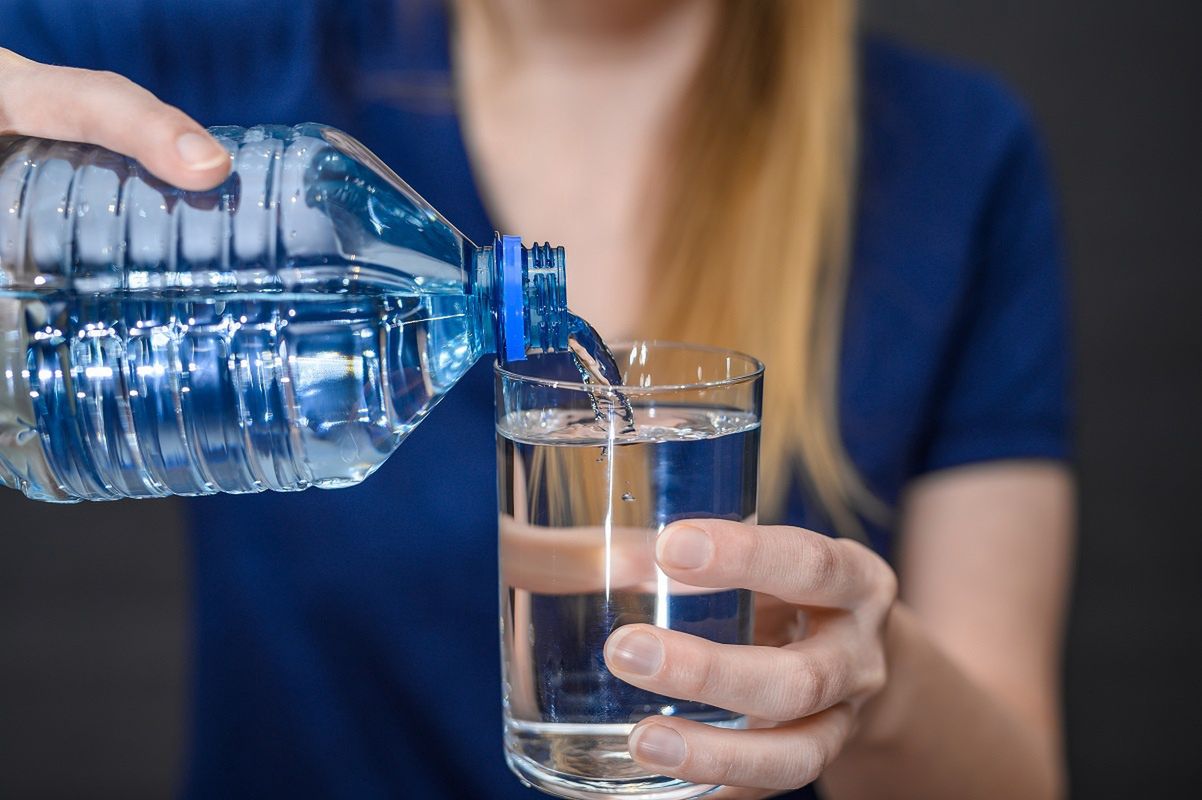 Pijesz wodę na czczo? Lekarka wyjaśnia, jak to naprawdę wpływa na ciało