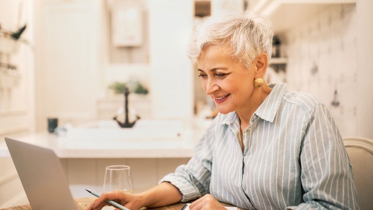 Senior przed komputerem.