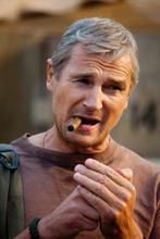 Liam Neeson spaceruje wśród nagrobków