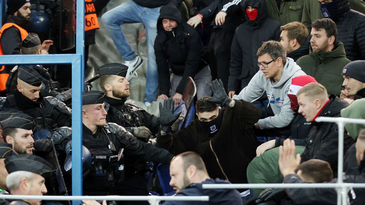 Zdjęcie okładkowe artykułu: Getty Images / Alex Grimm / Na zdjęciu: bójka fanów Bayernu z policją