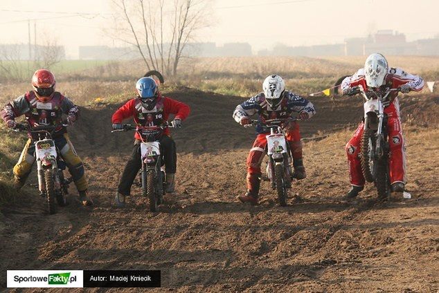 Łukasz Sówka (pierwszy z prawej) przerwę w sezonie żużlowym wykorzystał m.in. na zabawę na w wyścigach na motocyklach pit bike.